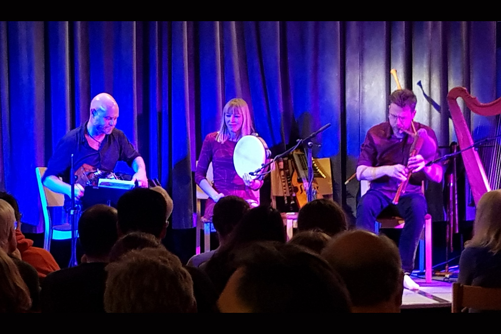 Dråm performing on trio plays a concert