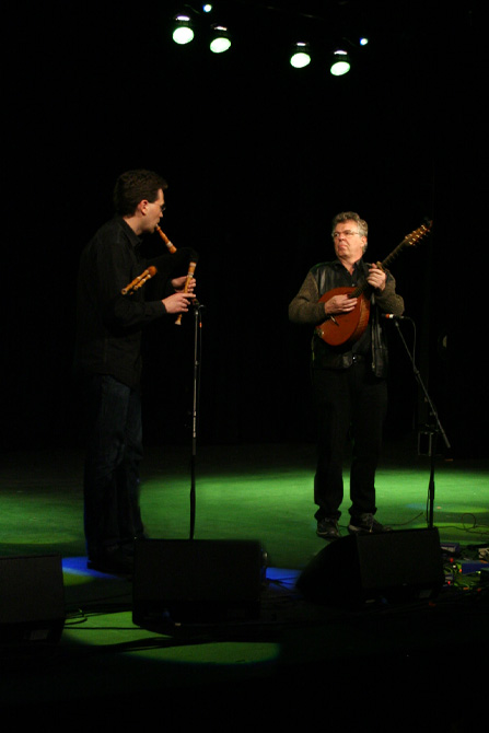 Two musicians from Dråm onstage