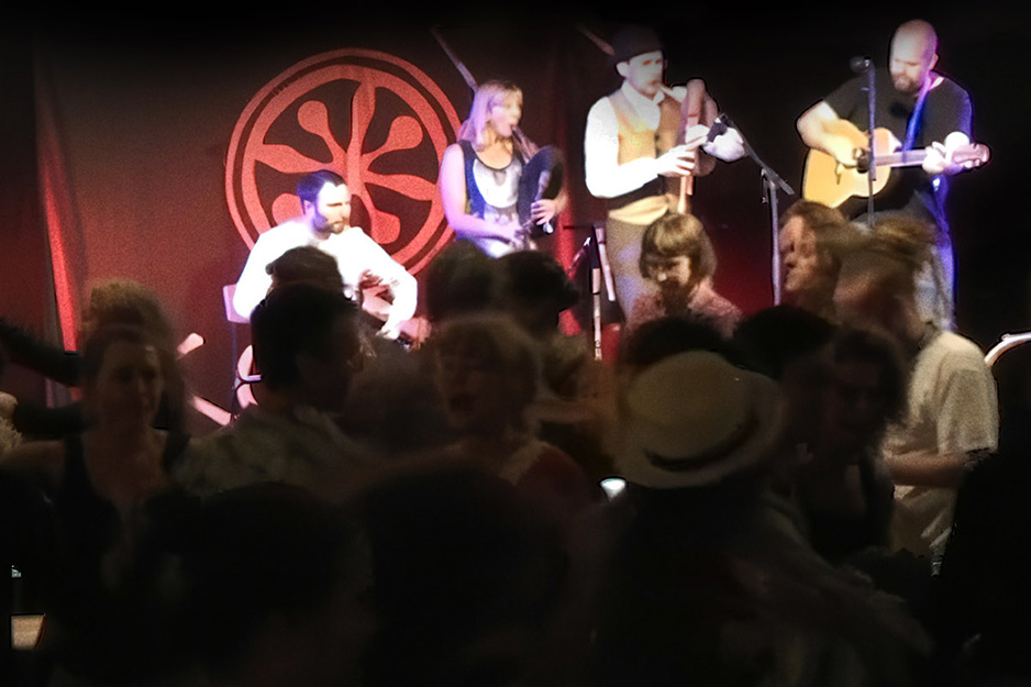 Dråm playing for dancing