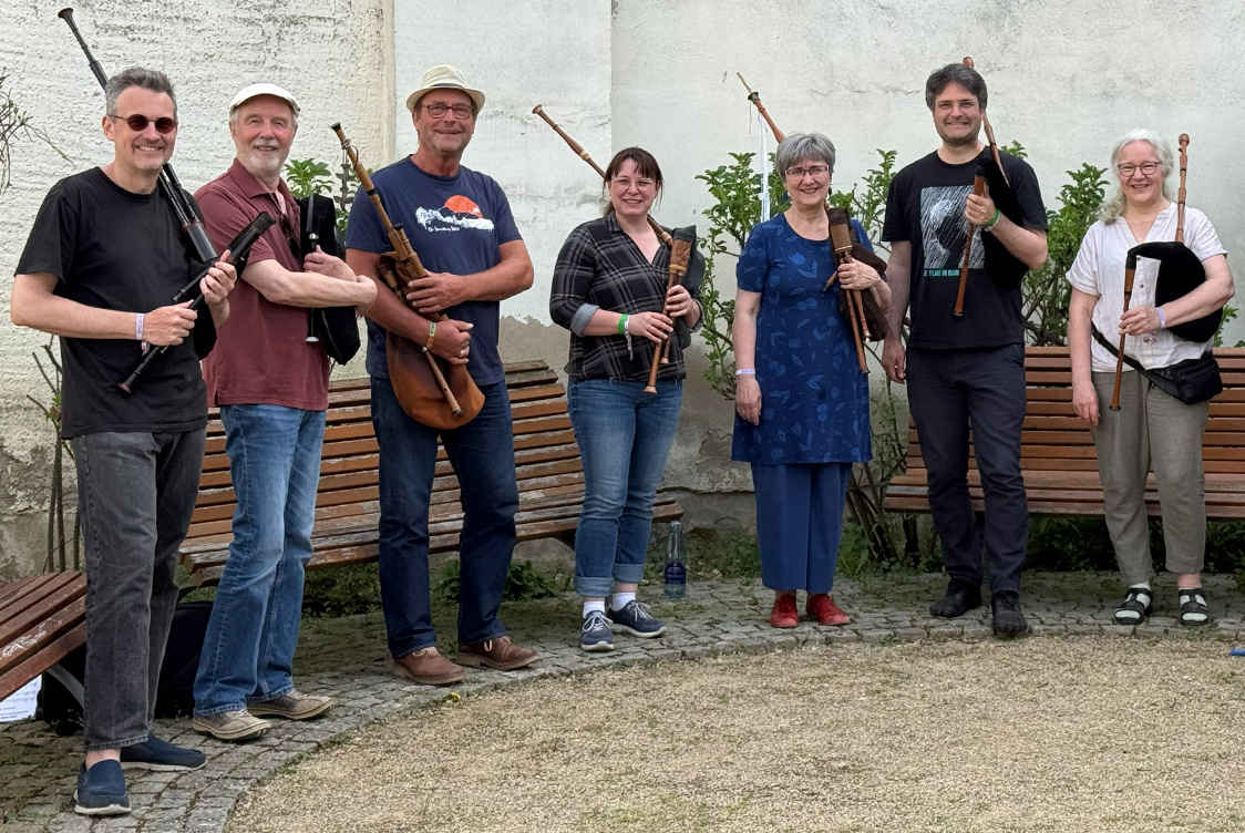 Erik and a bagpipe workshop participants
