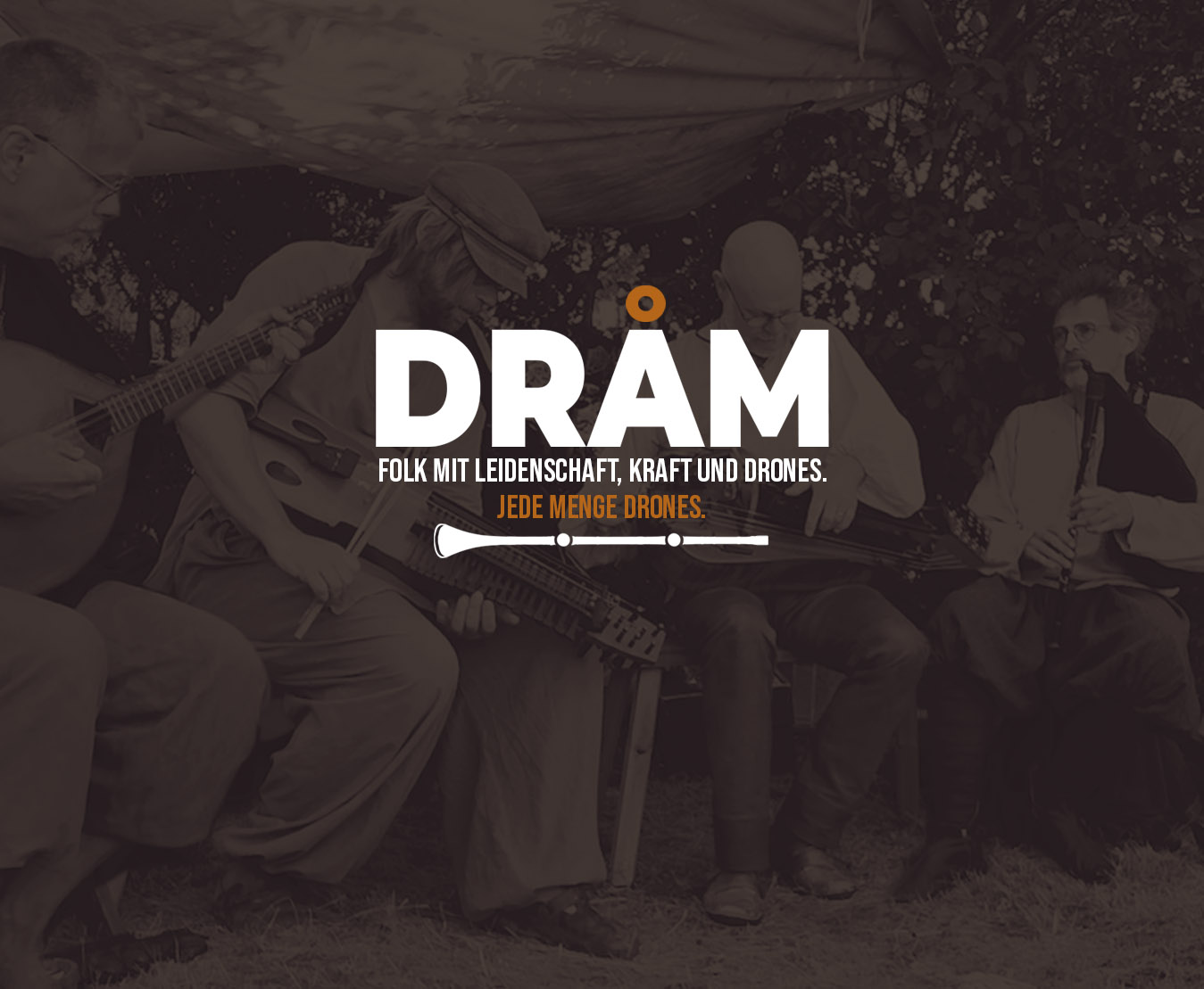 Dråm als Quartett mit Bandlogo